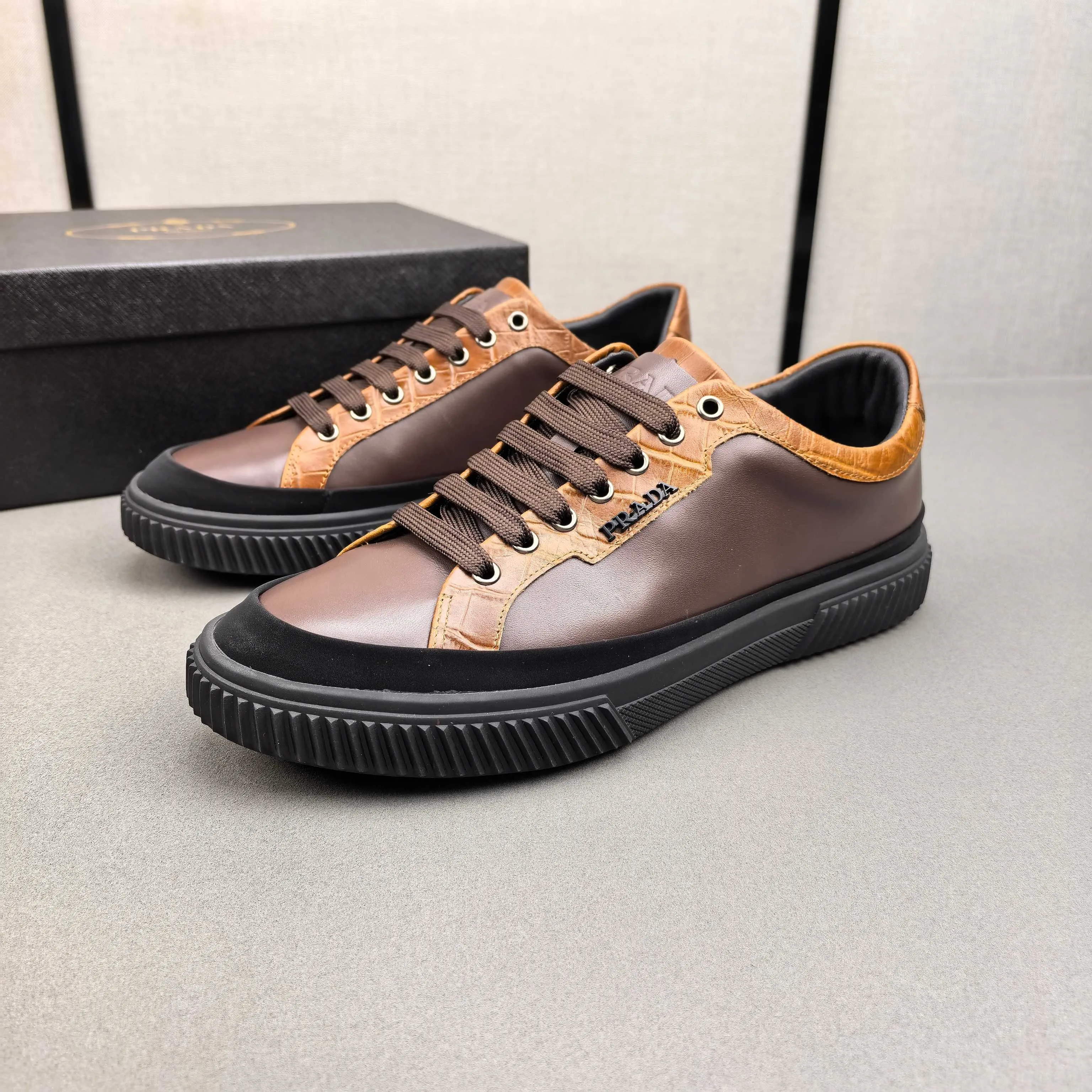 PP400👟👟👟Prada set off the audience! Prada, an international brand that is constantly innovating, this men's casual shoe, the original version, made of cowhide leather at a ratio of one to one at the store, with leather feet and rubber non-slip outsole, breathable and comfortable, quality speaks for itself👄38-44